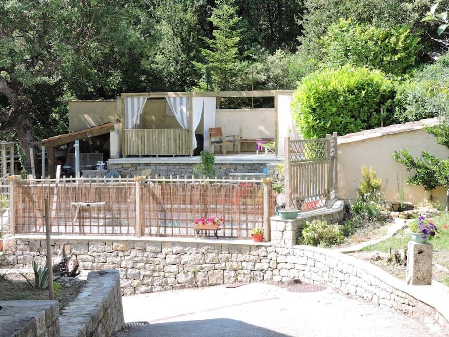 Chateaudouble : Appartement Au Calme Buitenkant foto